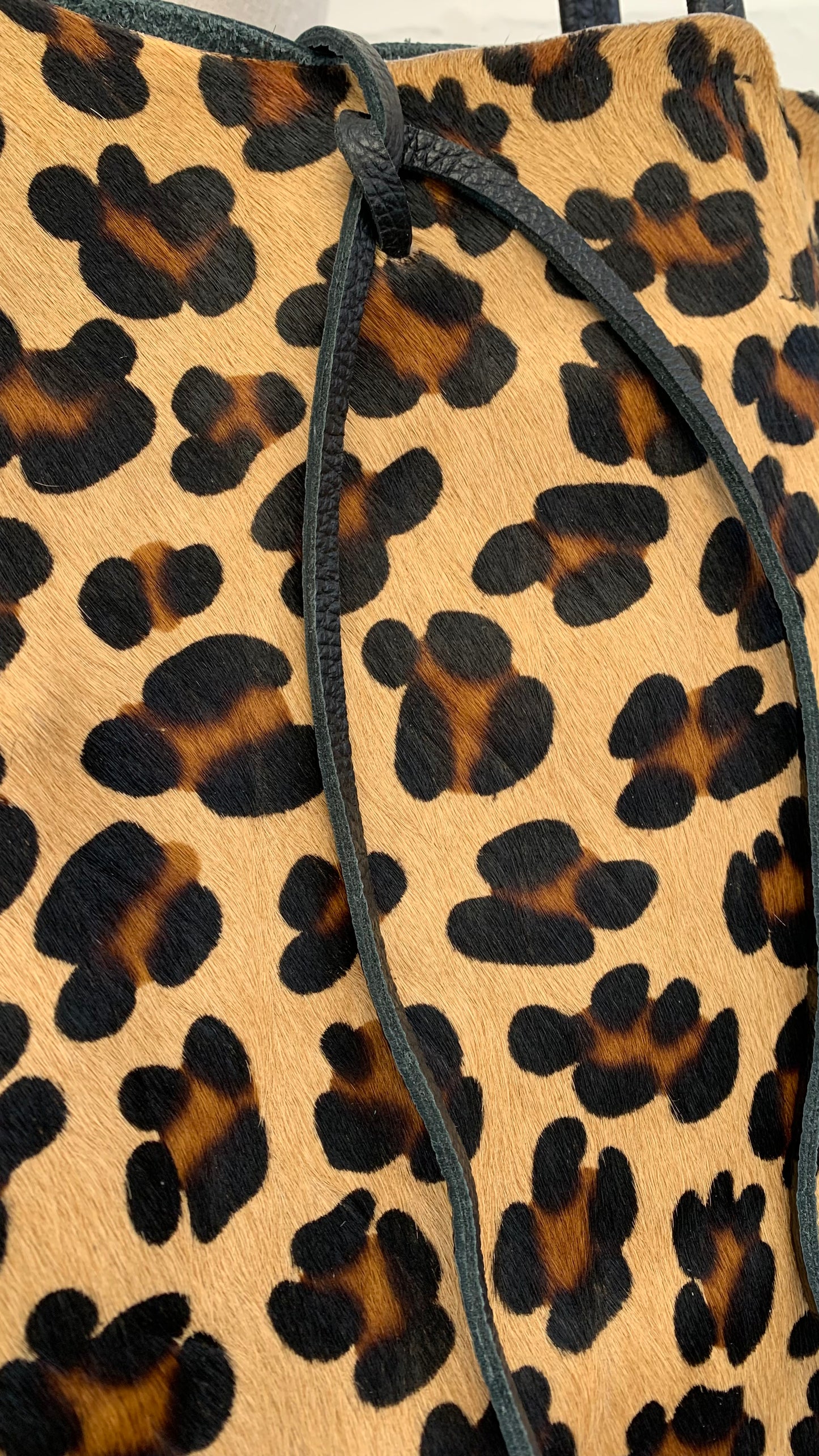 Tragetasche mit Leopardenmuster und Haaren aus Fell – Mylie