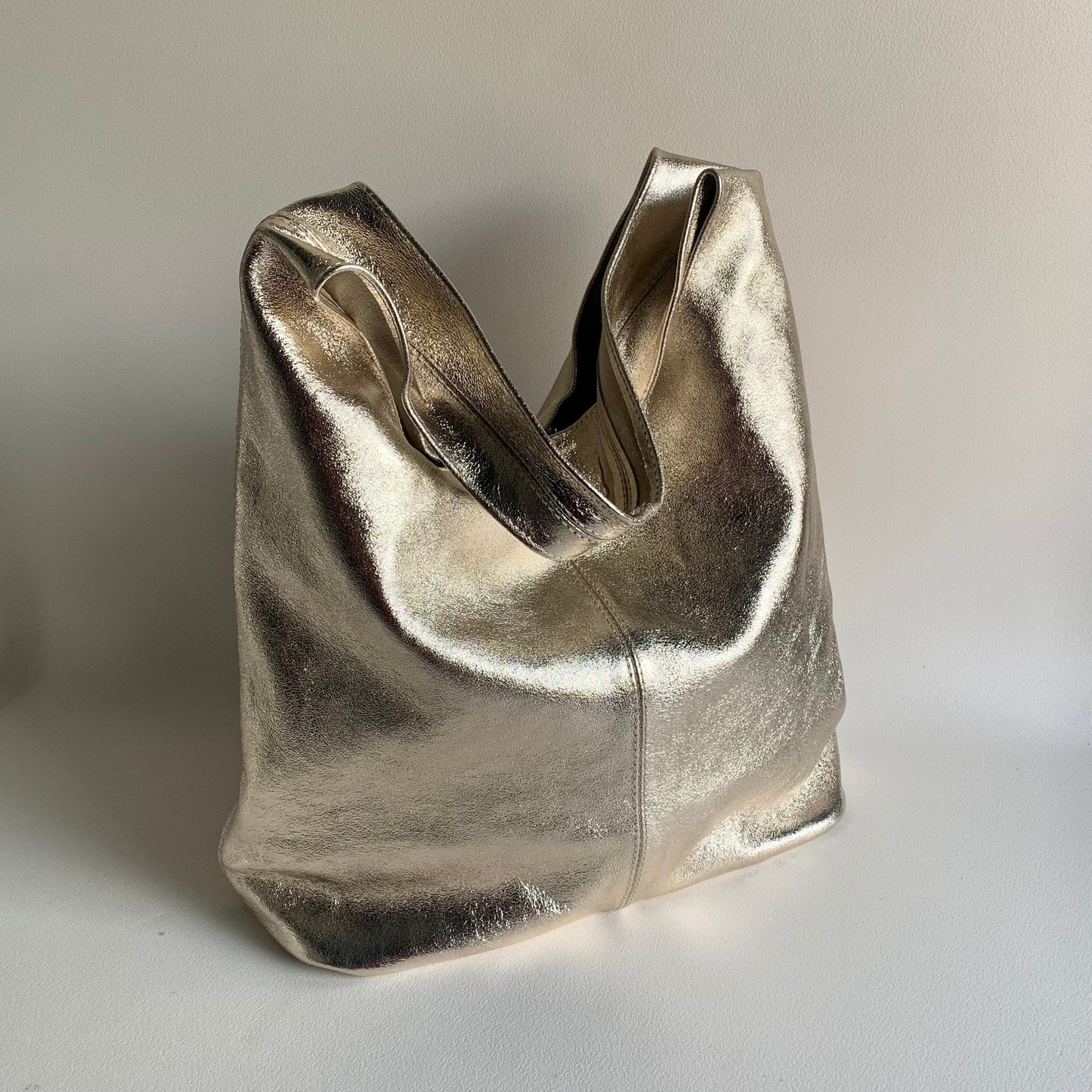 Übergroße Umhängetasche aus Metallic-Leder – Evalyn