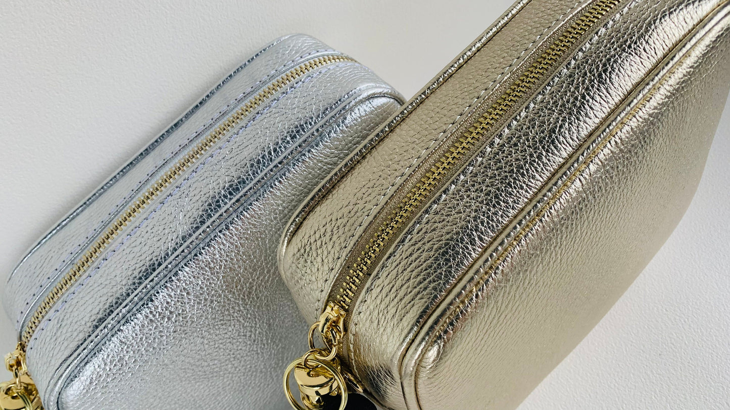 Umhängetasche aus gold-/silberfarbenem Leder mit Quaste – Darcy