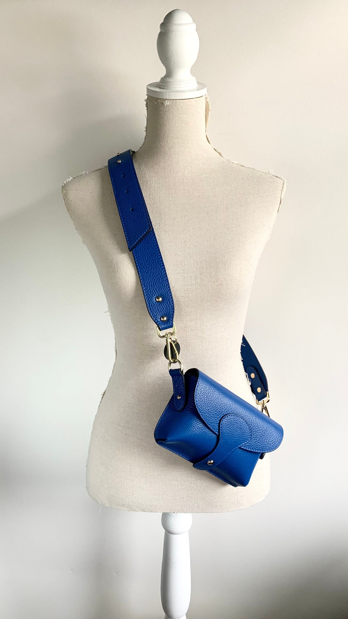 Kompakte Umhängetasche aus königsblauem Leder – Vogue