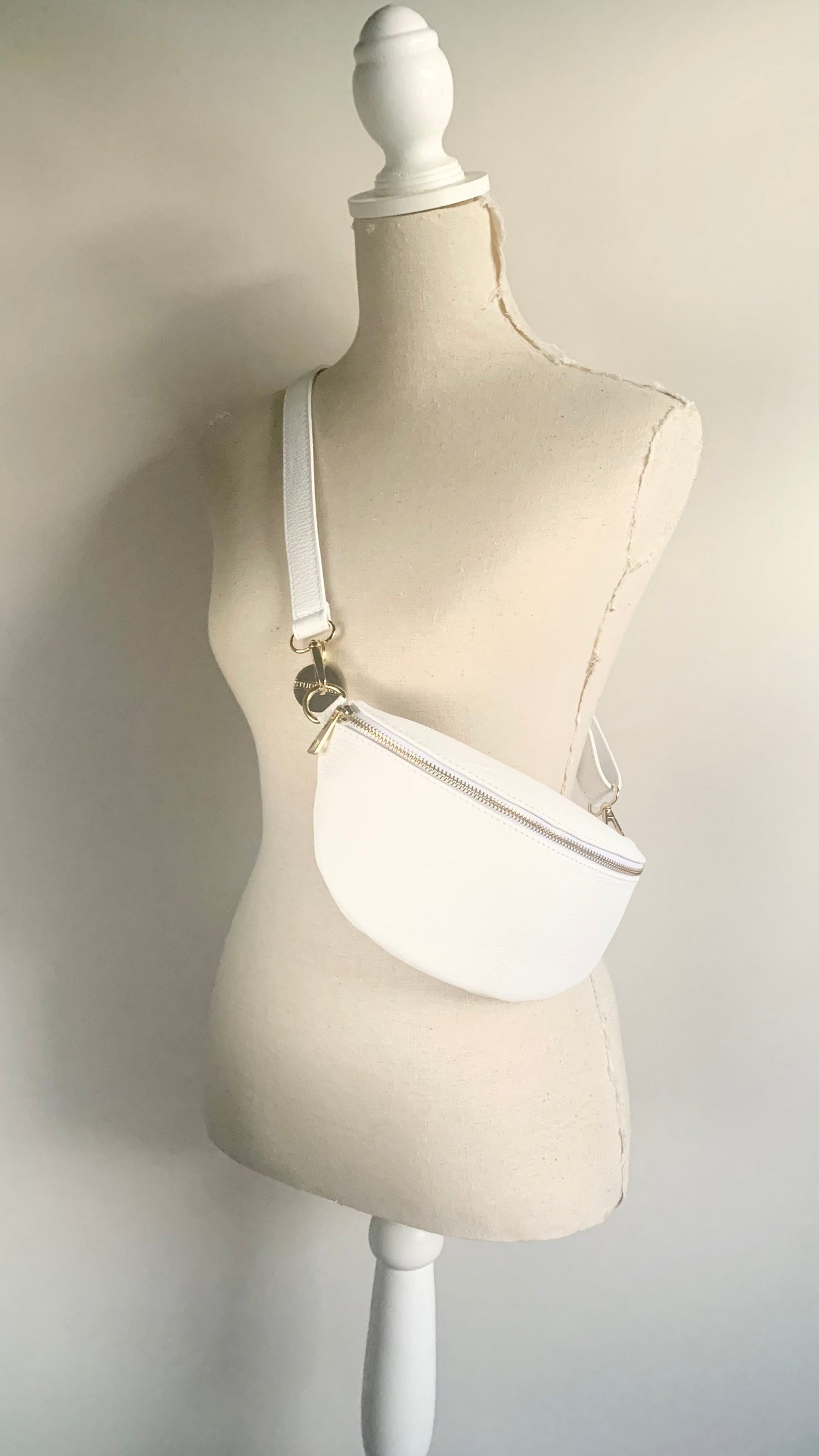 White Leather Waist Bag, Fanny Pack, Bum Bag, Close to Body Bag, Small Leather Bag, Festival Bag, Women&#39;s Leather Bum Bag