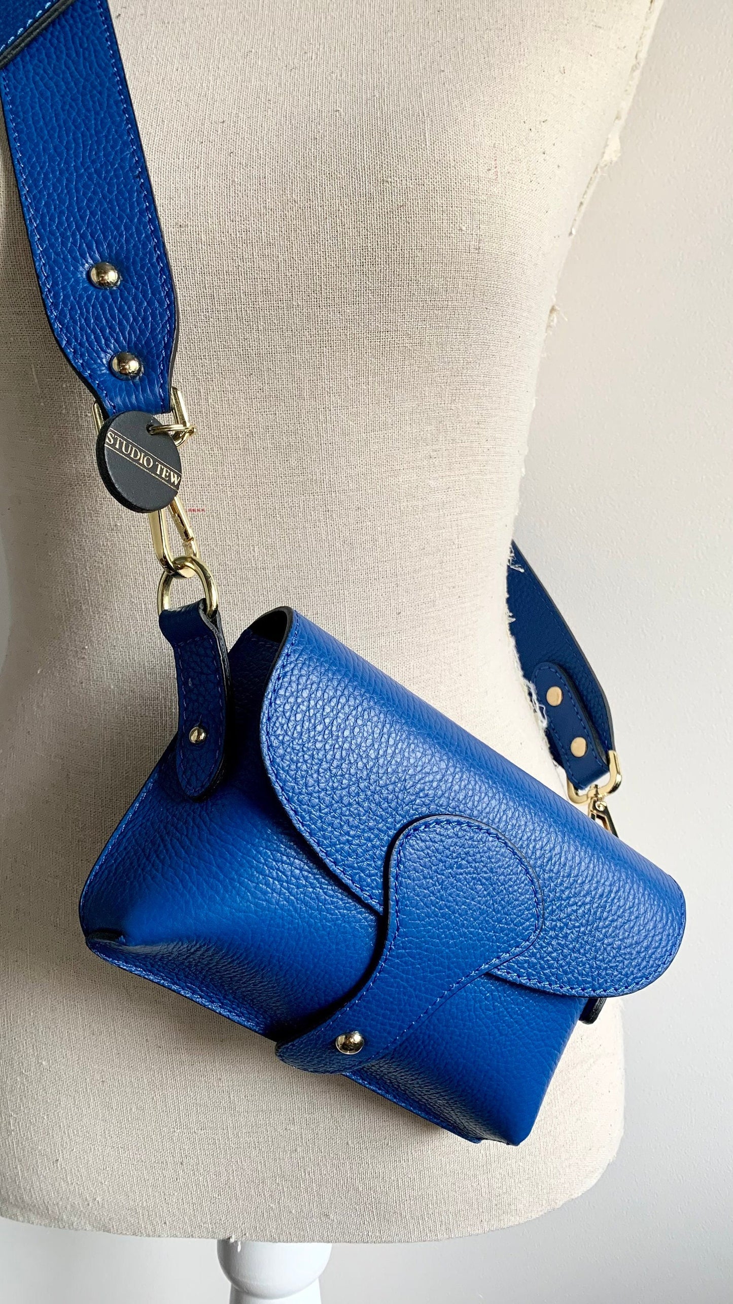 Kompakte Umhängetasche aus königsblauem Leder – Vogue