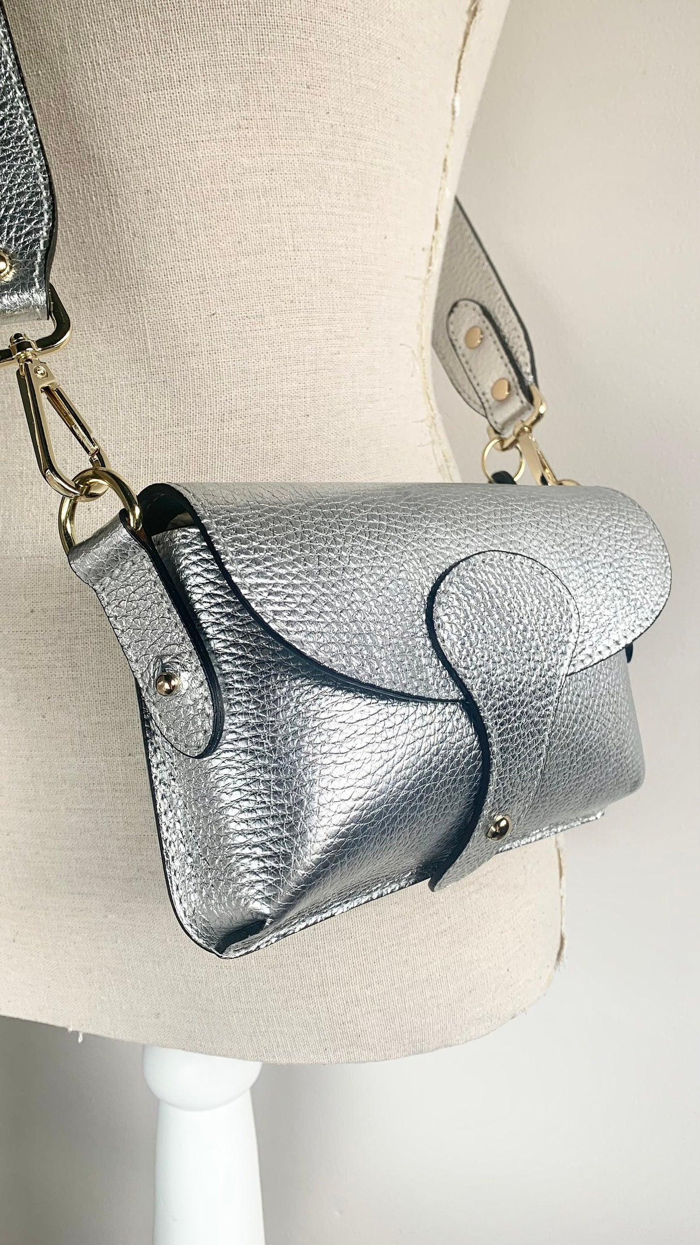 Kompakte Umhängetasche aus silbernem Leder – Vogue
